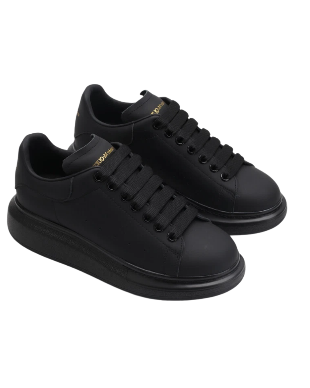 Zapatilla urbana negra minimal con suela alta